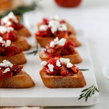 Crostini with Goat Cheese and Tomato Bacon Jam